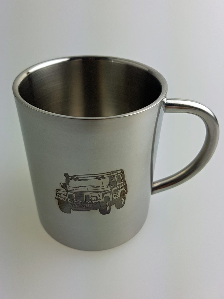Metalen mok met gravure