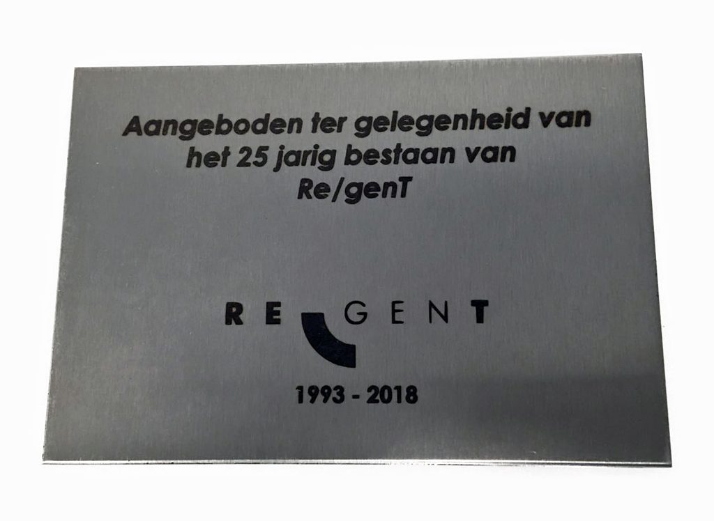 Plaat met tekst en gravure