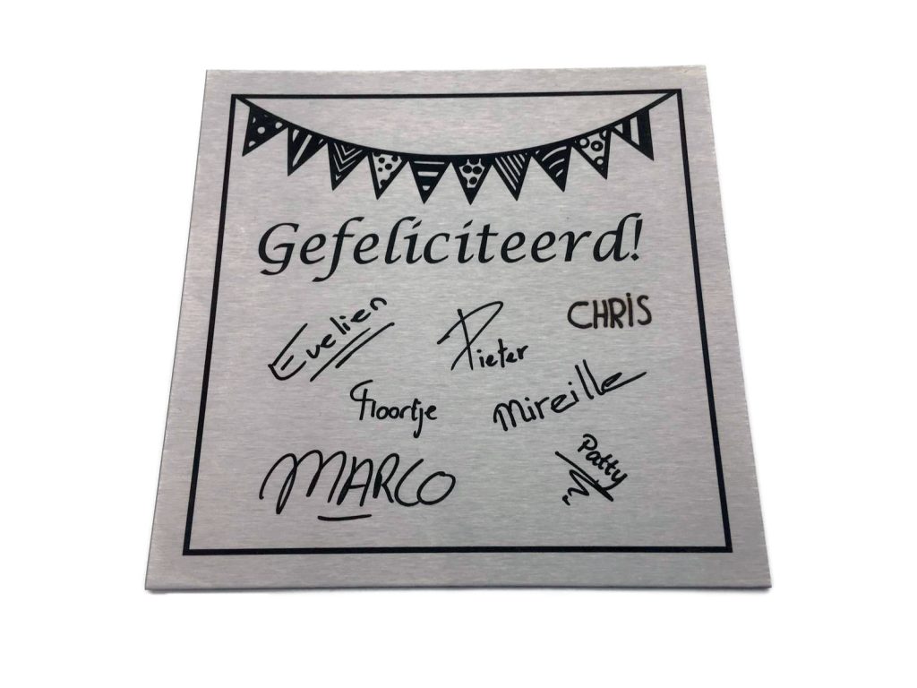 Verjaardagskaart met handtekeningen erin gegraveerd