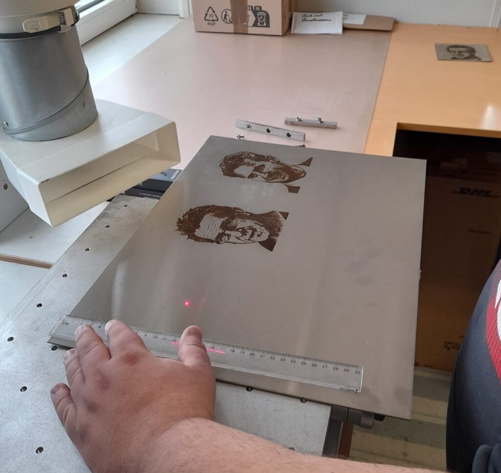 Drie hoofden gravure