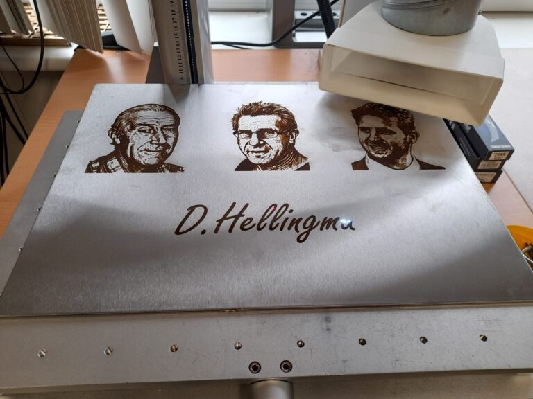 Foto's gegraveerd op een metalen plaat met laser