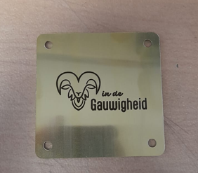 Messing-plaat-met-logo