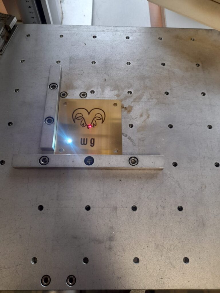 Messing plaats lasergraveren bedrijfslogo