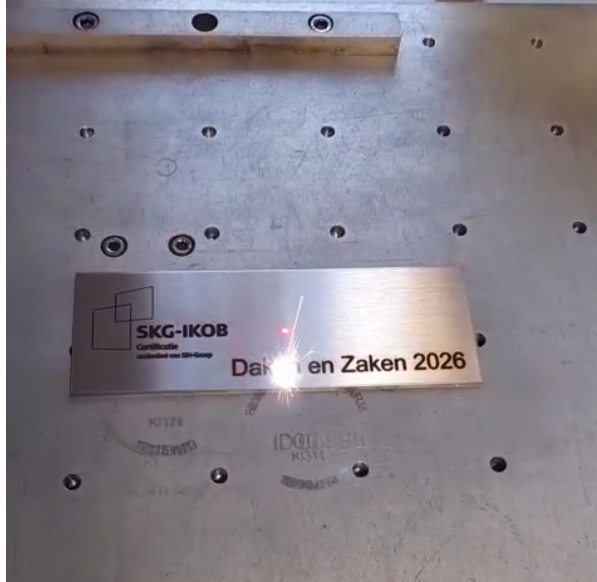 Daken-en-zaken-RVS-plaatje-met-logo
