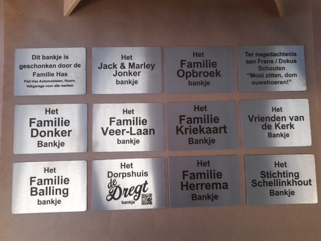 Gesponsorde-bankje-teksten-op-rvs-platen