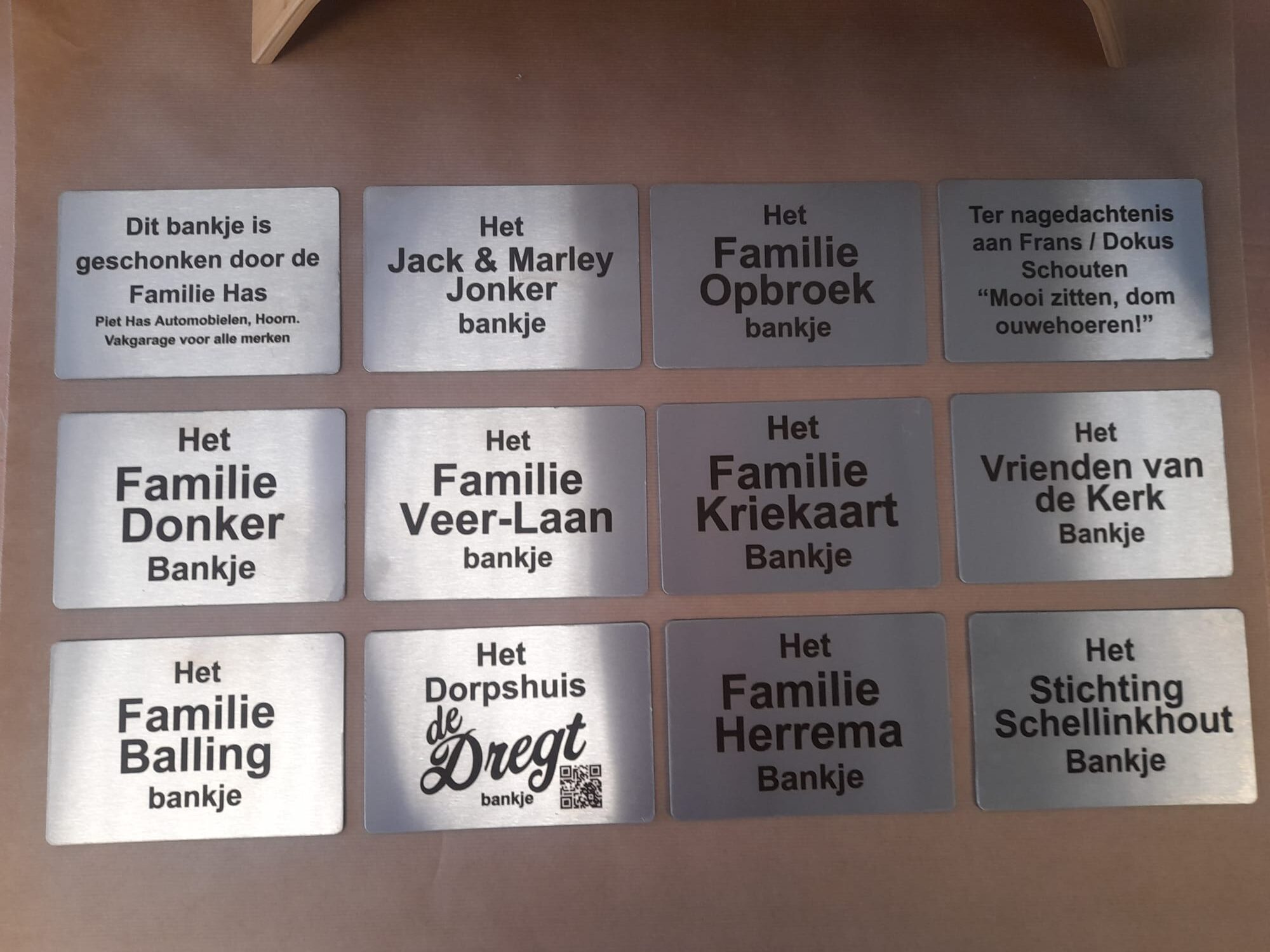 Gesponsorde-bankje-teksten-op-rvs-platen