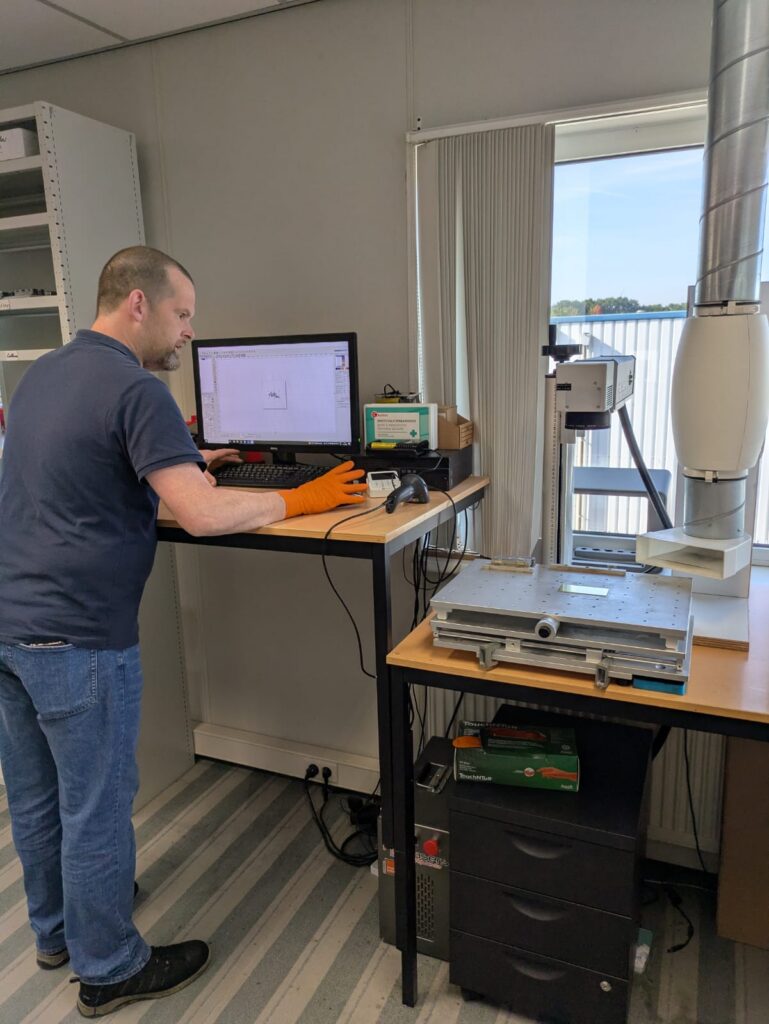 Lasergraveerspecialist-Jan-bij-computer-en-graveermachine