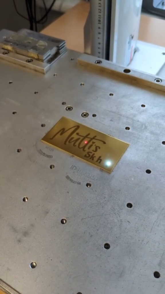 Messing-plaatje-met-gegraveerd-logo