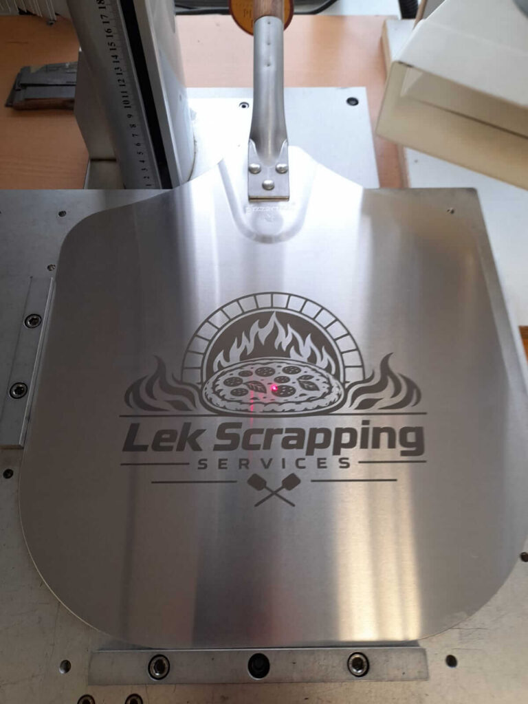 Pizza-schep-RVS-bedrijfsnaam-met-logo-gegraveerd-met-laser